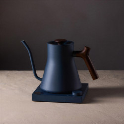 Fellow Stagg EKG PRO stone blue + walnut | Chaleira Elétrica Gooseneck
