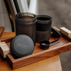 Wacaco Prestina (coal black) – uma cafeteira portátil